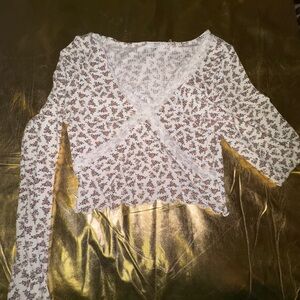 white/floral lace trimmed long sleeve vneck crop top